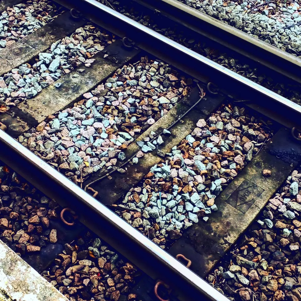 Schiene, Betonschwellen und Schotter von oben